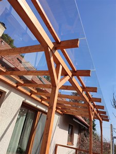Dřevěná pergola se střechou z čirého skla