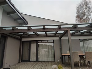 Kovová pergola s mléčným sklem u novostavby