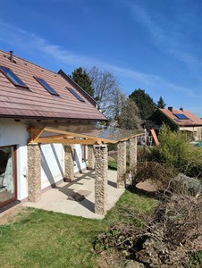 Pergola s kamennými sloupy a skleněnou střechou