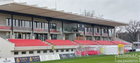Skleněné venkovní zábradlí - stadion