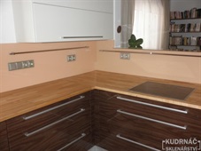 Skleněný obklad kuchyňské linky a baru